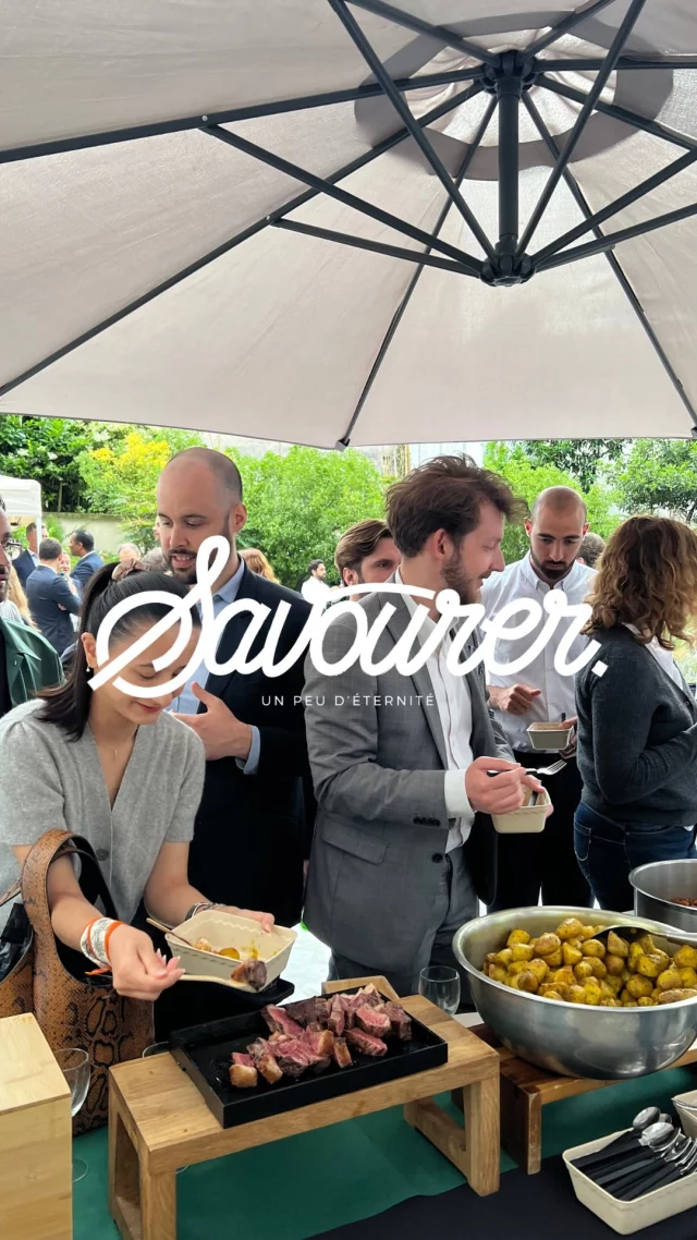 🔥 Un début d’été comme on les aime chez Savourer :
☀️ Soleil, collègues, rires… et afterwork barbecue bien mérité !
Ce mercredi 4 juin, @square_management nous a fait confiance pour régaler ses équipes dans les jardins de leurs bureaux.
Ambiance détendue, verre de rosé à la main 🍷, et échanges en toute simplicité.
Au menu :
🥩 Picanha de bœuf Black Angus
🍢 Brochettes de légumes
🍗 Pilons marinés paprika & ail
… et plein d’autres délices maison ! 😋
Merci à @square_management pour ce beau moment de partage 🙌
On remet ça quand vous voulez !
#afterworkvibes #bbqtime #teambuilding #summermood #foodlovers #savourermoments #événementielgourmand #workhardplayhard #barbecuelovers