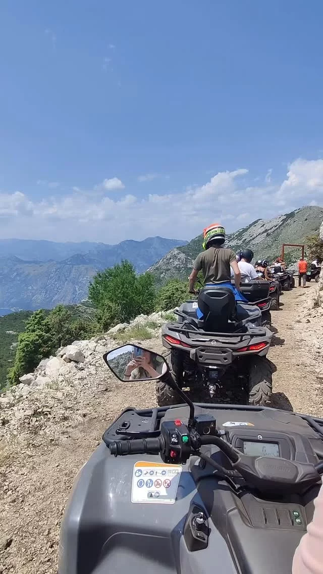 ☎️ Votre « Mission Monténégro 🇲🇪 », si vous l’acceptez, est de tirer les meilleurs sourires de ce groupe en un minimum de temps !